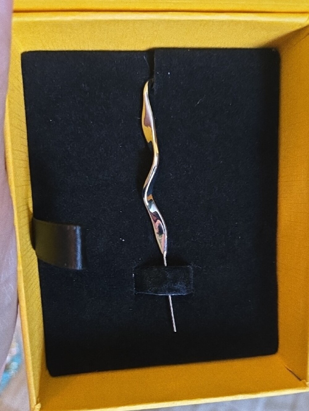 NEW IN BOX Silver Wavy Ear Stud - Picture 3 of 6